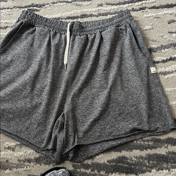 Vuori VW3007 Womens M Boyfriend Grey Heather Soft Pull On Shorts Lounge Gym - Picture 2 of 4